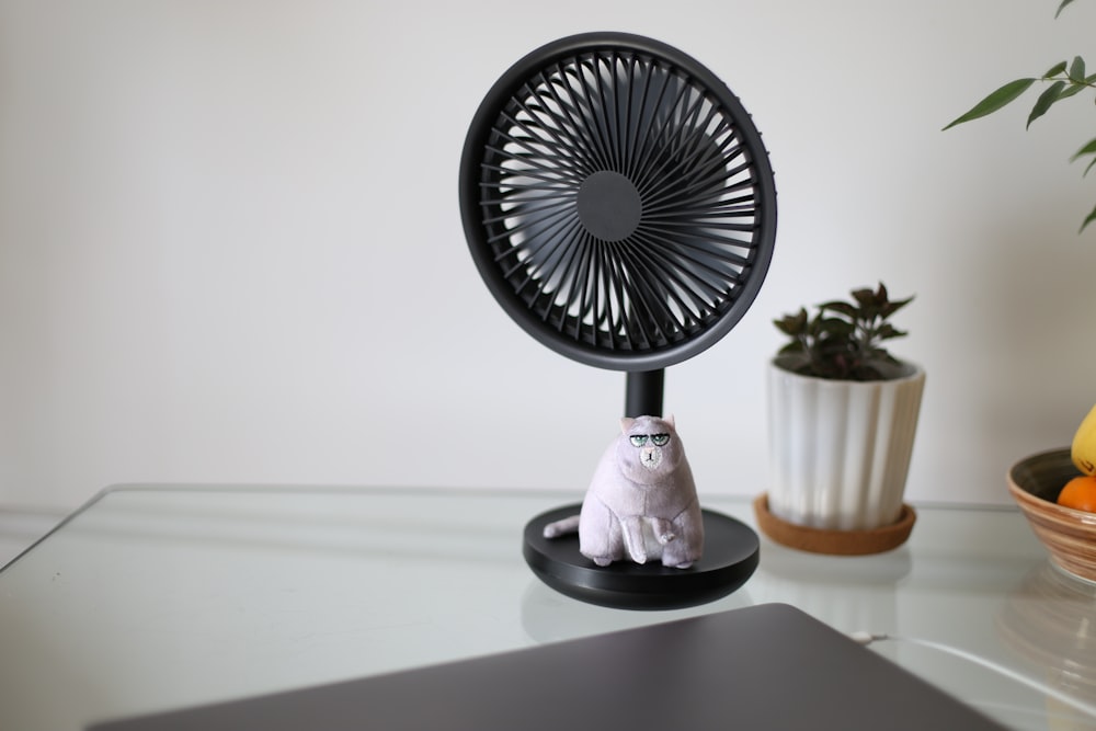Oscillating desk fan on a work desk